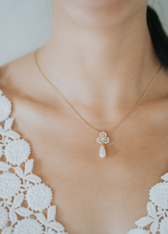 "Grâce" collier de mariée avec pendentif fleur et perle