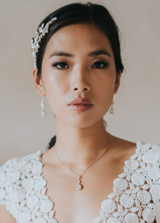 "Victoire" Collier mariée discret avec sertis rétro et sa bélière strassée