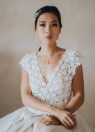 "Victoire" Collier mariée discret avec sertis rétro et sa bélière strassée