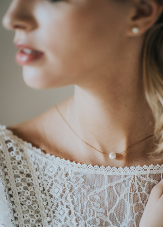 "Emilie" Collier de mariée perlé avec bijou robe dos nu 2