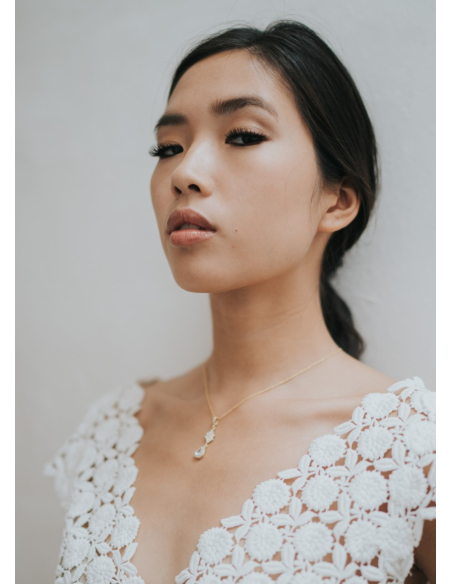 "Renesmée" Collier mariée discret avec sertis rétro et sa bélière strassée