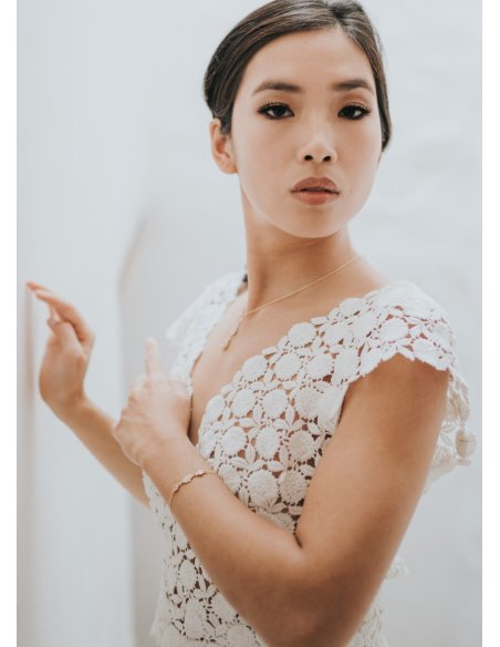 "Renesmée" Collier mariée discret avec sertis rétro et sa bélière strassée