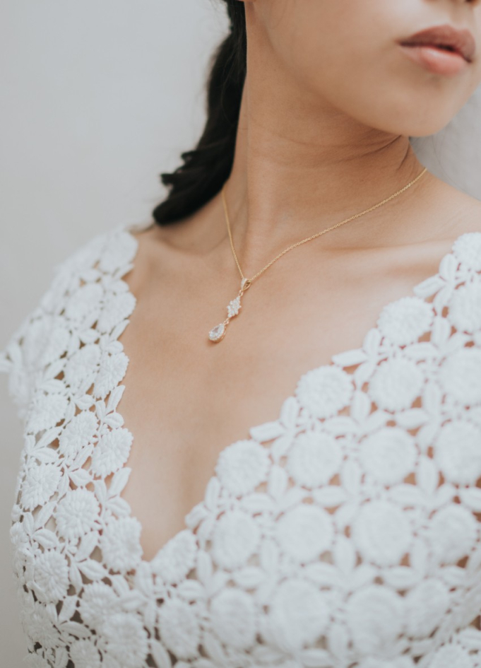 "Renesmée" Collier mariée discret avec sertis rétro et sa bélière strassée