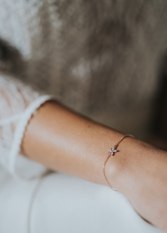 Bracelet mariage "Noéline" avec serti fleuri et discret