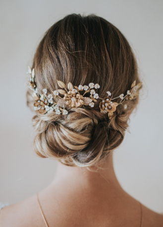 Ornement de cheveux mariée "Sybella" avec fleurs, feuillages et cristaux