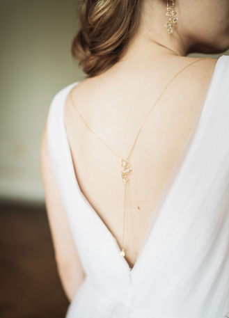 "Augustine" Bijou de dos amovible avec fleur pour robe dos nu