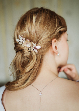 Bijou de tête mariée "Coline" avec fleurs en laiton et...