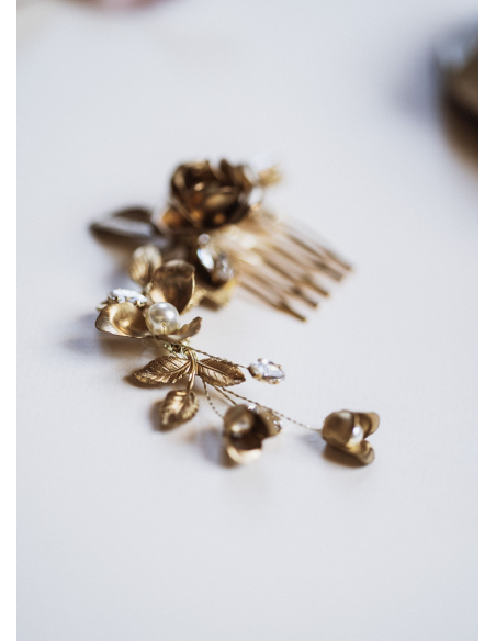 Bijou de tête mariage "Cléophée" avec fleurs et perles d'eau douce