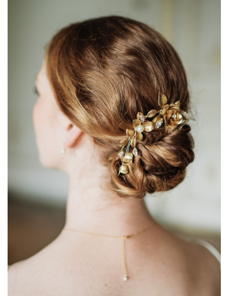 Bijou de tête mariage "Cléophée" avec fleurs et perles d'eau douce