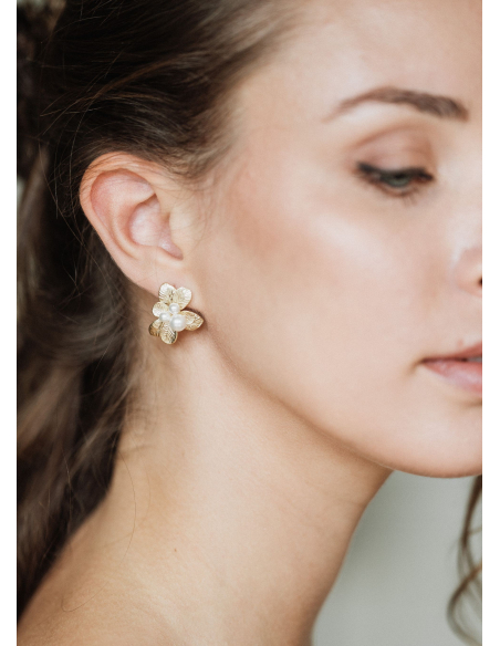 Boucles d'oreilles mariée fleuries "Aimée" avec perles nacrées