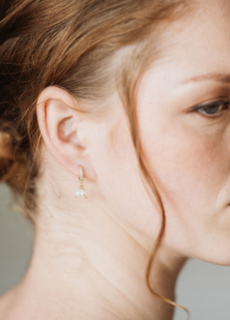 Boucles d'oreilles mariée "Abby" petites créoles avec perles d'eau douce