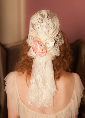 Bonnet de mariée rétro et bohème en dentelle et fleurs de soie