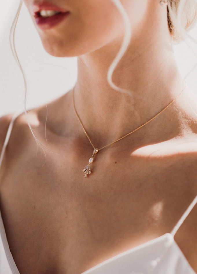 "Carline" Collier mariée discret avec pendentif rétro perlé