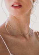 "Daphné" collier de mariée avec pendentif serti fin et discret