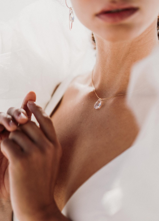 "Jade" collier de mariée avec larme cristal, moderne et discret