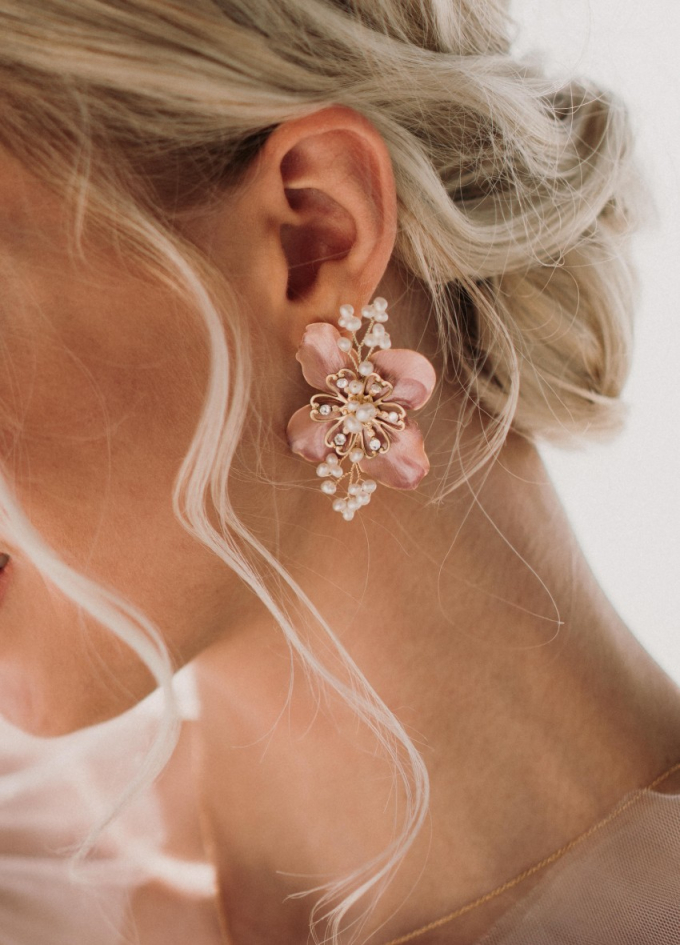 Boucles d'oreilles mariée "Bérénice" avec fleurs esprit Bridgerton