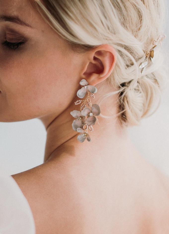 Boucles d'oreilles mariée "Iris" avec fleurs esprit Bridgerton