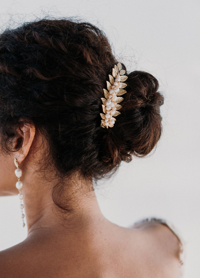Pince cheveux mariée "Danaé" avec perles d'eau douce Pince cheveux mariée "Danaé" avec perles d'eau douce