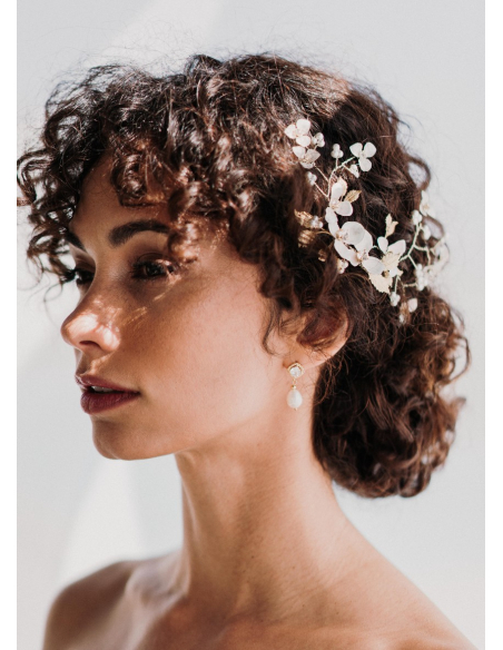 Ornement de cheveux mariée "Iris" avec fleurs et perles