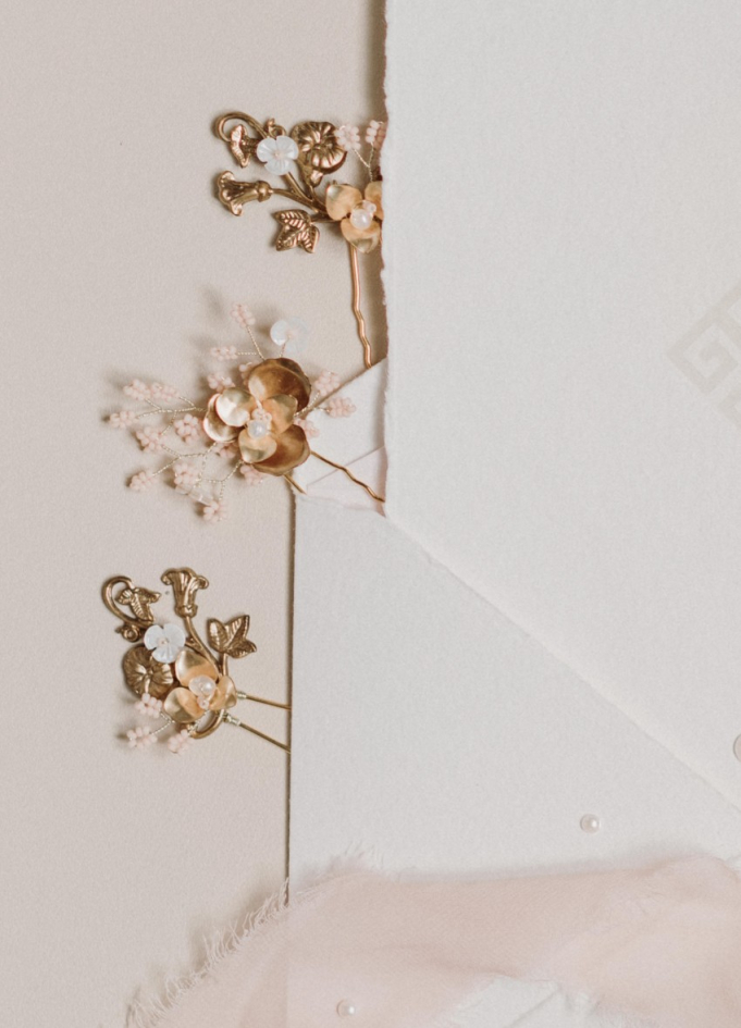 Pics chignon mariée "Maelia" avec feuillages, perles et cristaux