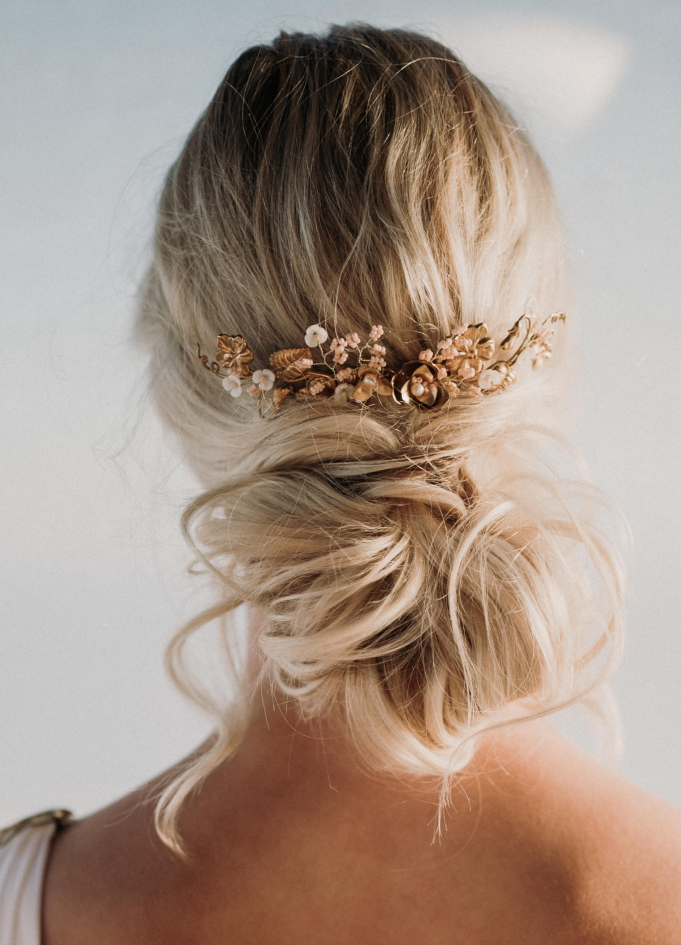 Peigne chignon mariée "Maelle" avec feuillages, perles et fleurs
