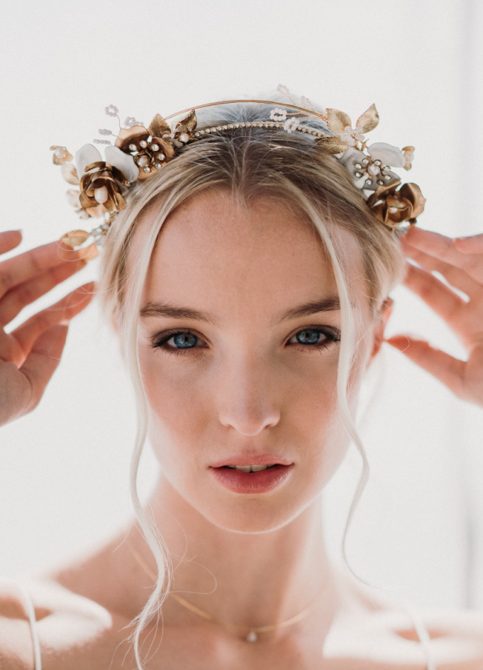 Couronne coiffure mariage "Daphné" avec fleurs et cristaux 