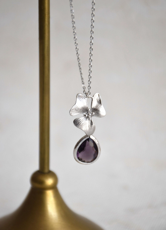 Collier témoin mariage avec fleur et goutte violette 