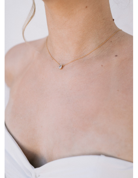 "Assia" Collier de mariée discret avec pendentif et dos en cristal