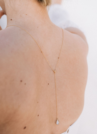 "Assia" Collier de mariée discret avec pendentif et dos en cristal 