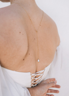 "Assia" Collier de mariée discret avec pendentif et dos en cristal 