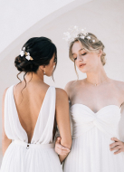 "Assia" Collier de mariée discret avec pendentif et dos en cristal 