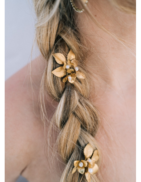 Pics chignon mariée "Giulia" avec feuillages, perles et fleurs