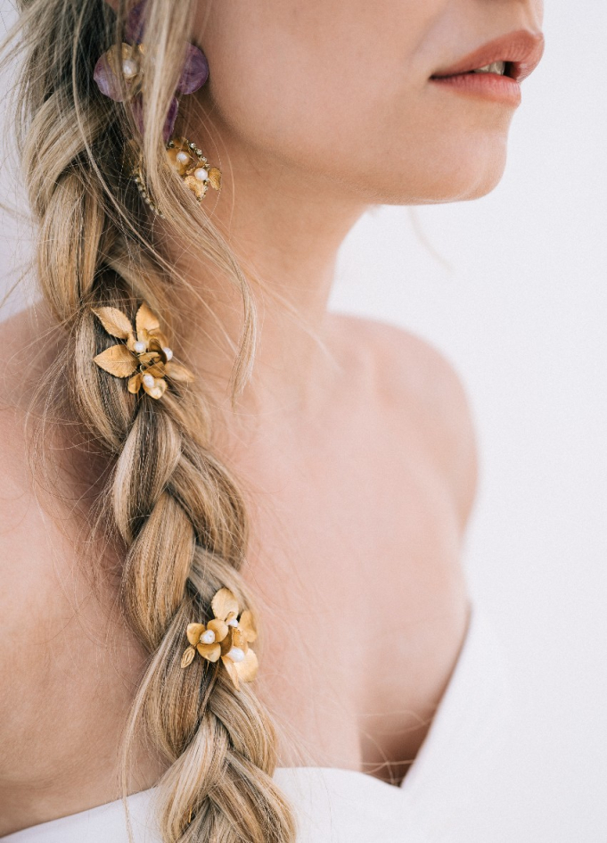 Pics chignon mariée "Giulia" avec feuillages, perles et fleurs