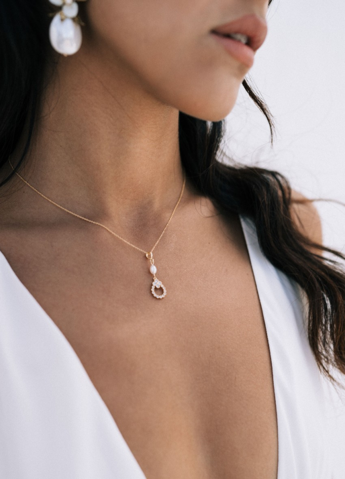 "Louisa" Collier mariée discret avec...