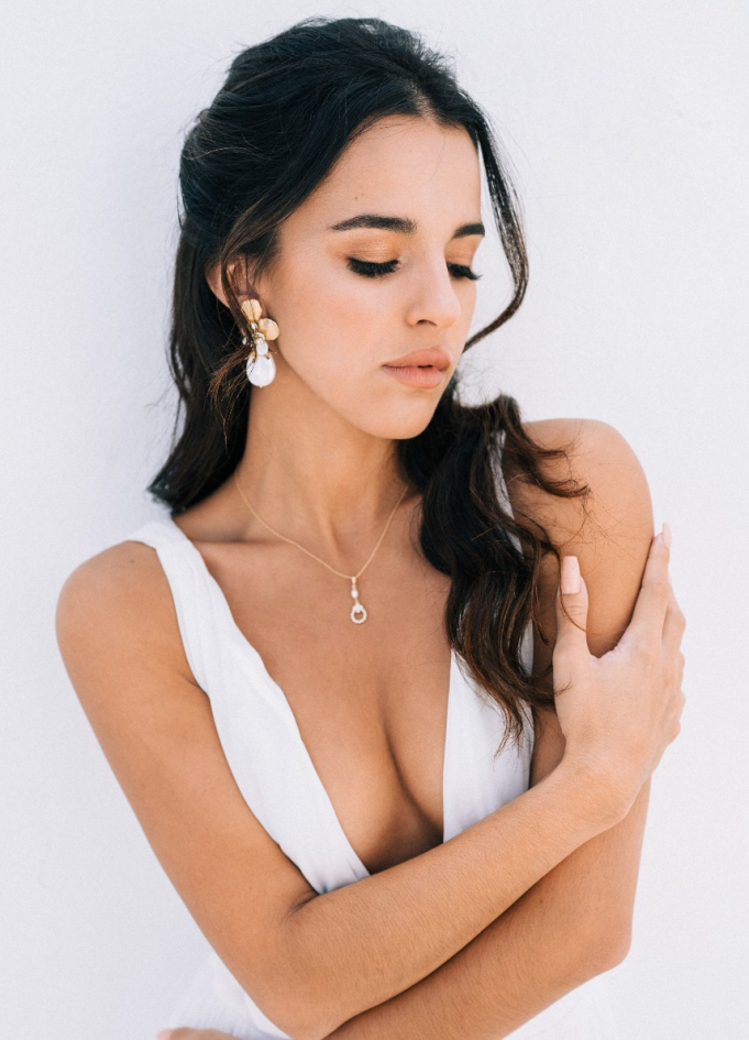 Louisa Collier mariee discret avec pendentif retro perle