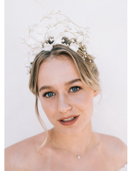 Couronne coiffure mariage "Assia" avec fleurs porcelaines et perles