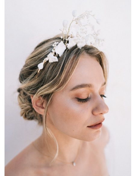 Couronne coiffure mariage "Assia" avec fleurs porcelaines et perles