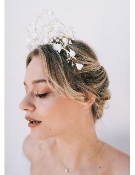 Couronne coiffure mariage "Assia" avec fleurs porcelaines et perles