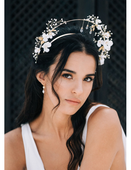 Couronne coiffure mariage "Nour" avec fleurs porcelaine et cristaux