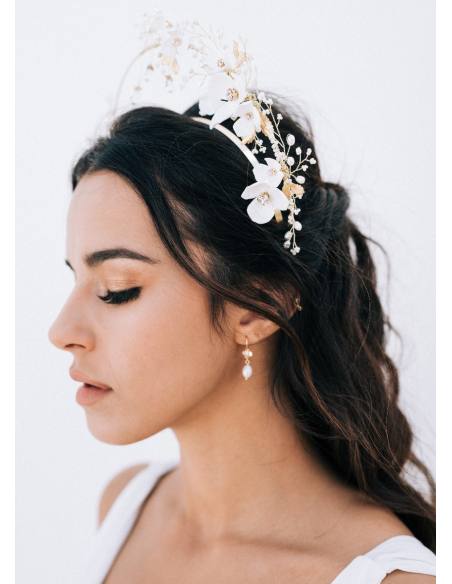 Couronne coiffure mariage "Nour" avec fleurs porcelaine et cristaux