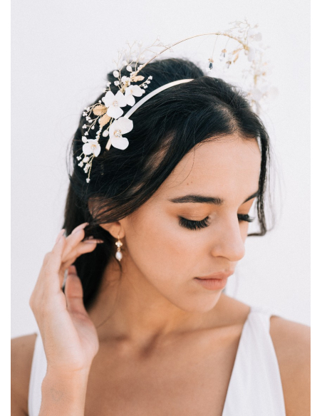 Couronne coiffure mariage "Nour" avec fleurs porcelaine et cristaux
