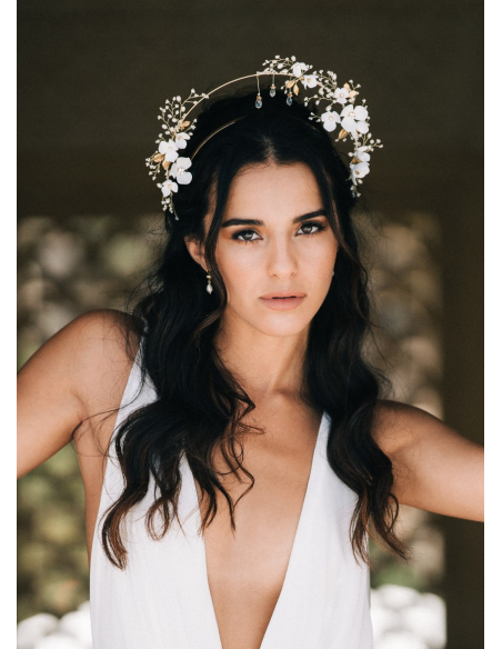 Couronne coiffure mariage "Nour" avec fleurs porcelaine et cristaux