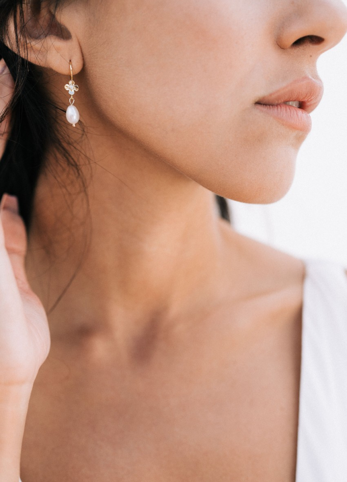 Boucles d'oreilles mariée "Nour" avec perles eau douce et fleur