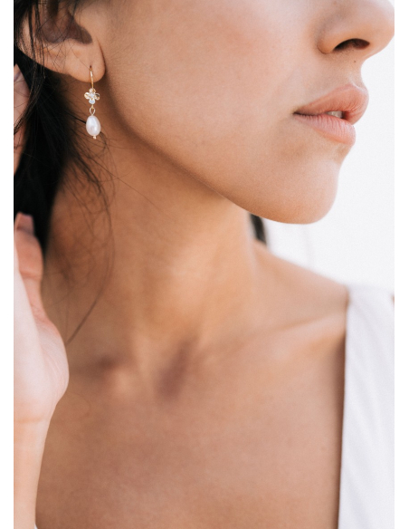 Boucles d'oreilles mariée "Nour" avec perles eau douce et fleur