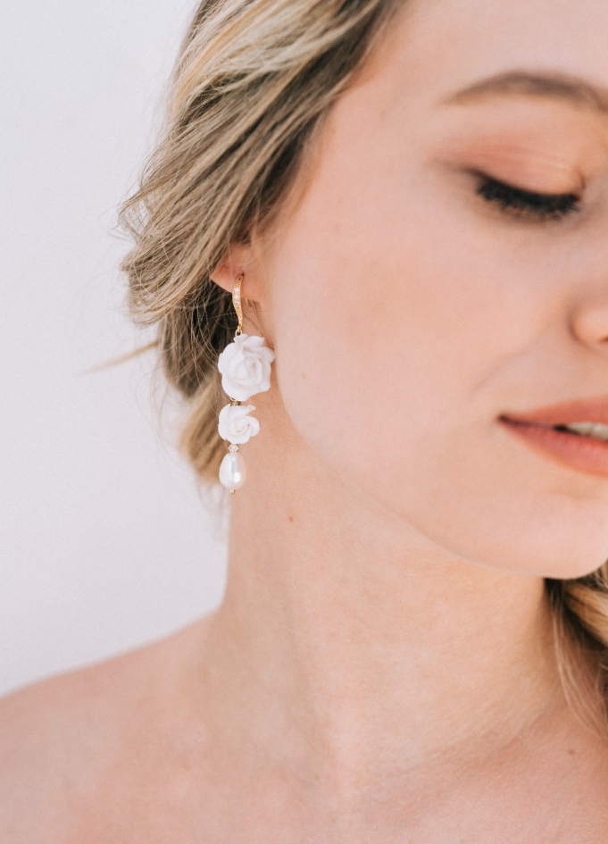 Boucles d'oreilles mariée "rosalie" avec fleurs et perles nacrée