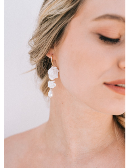 Boucles d'oreilles mariée "rosalie" avec fleurs et perles nacrée