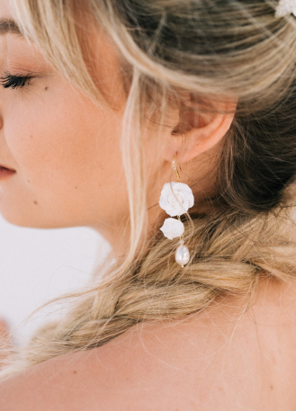 Boucles d'oreilles mariée "rosalie" avec fleurs et perles... 2