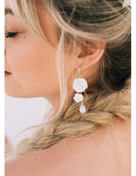 Boucles d'oreilles mariée "rosalie" avec fleurs et perles nacrée