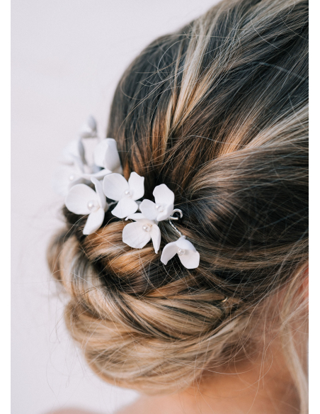 Ornement mariée "Albane" avec fleurs porcelaines et perles nacrées