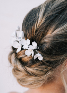 Ornement mariée "Albane" avec fleurs porcelaines et perles nacrées